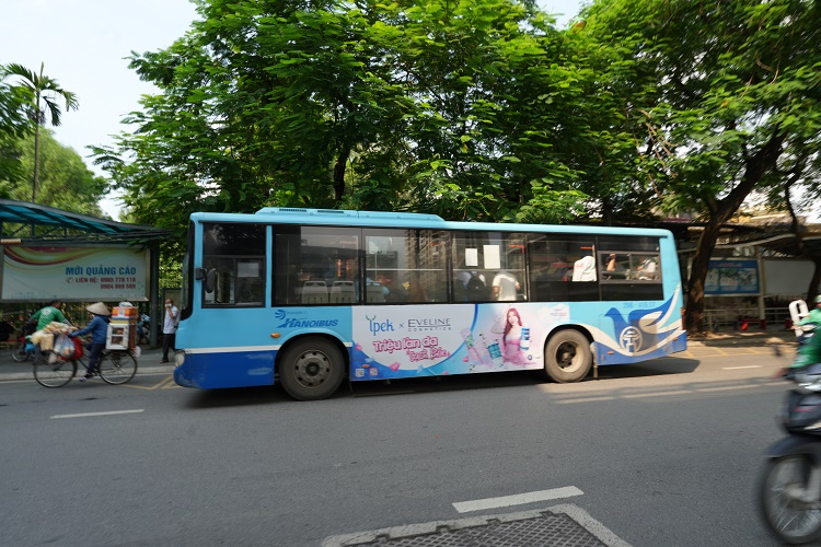 Ipek và Eveline cùng Trang Pháp lan tỏa chiến dịch "Triệu làn da sạch khỏe" trên khắp các tuyến xe bus toàn quốc