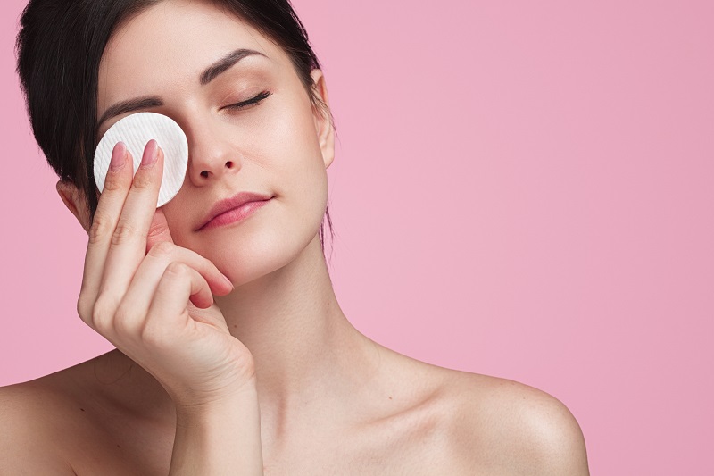 Tập ngay thói quen rửa mặt bằng bông tẩy trang cho làn da mịn màng
